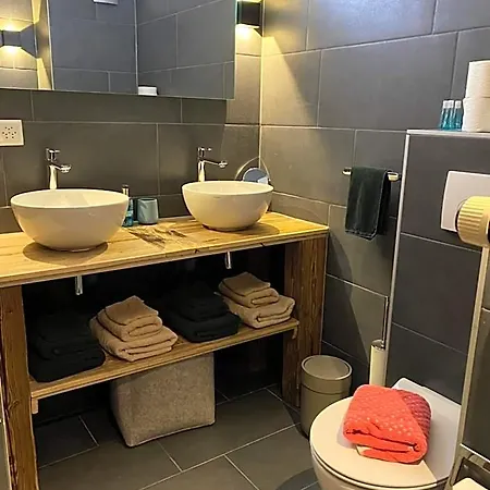 Les Etagnes מלון ננדה